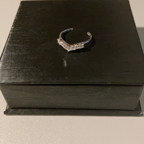 Sterling Silver Rhodium Finished V Shape Toe Ring - Picture 1 of 2